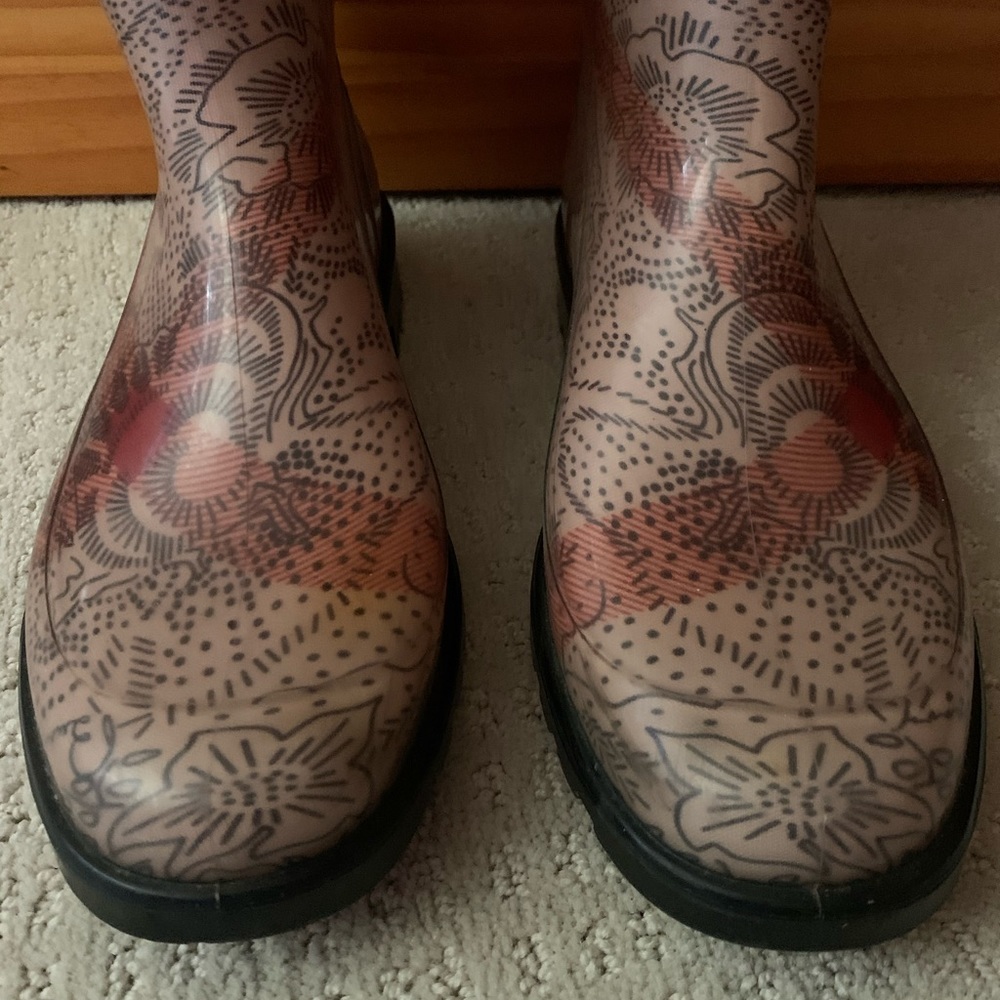 Burberry Rain Boots! Excellent condition! - Picture 3 of 9
